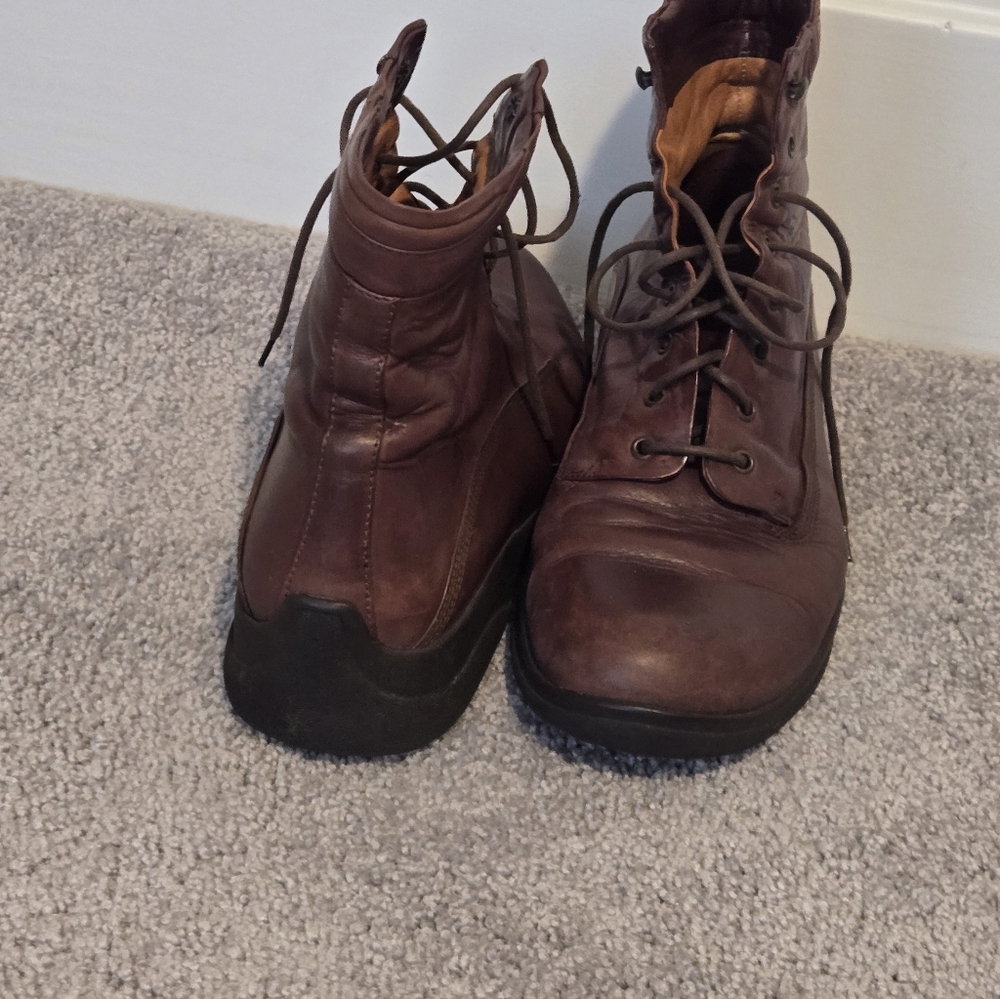 Stylish Women's Lace-Up Boots in Rich Brown
